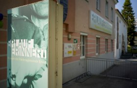 Außenansicht des Friedensmuseums Erlauf mit Schild 'Erlauf erinnert'.