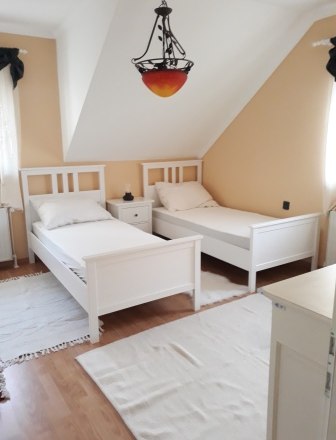 Schlafzimmer mit getrennten Betten, © bed and pool