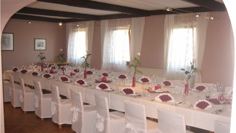 Eleganter Speisesaal mit gedecktem Tisch für eine Feier.