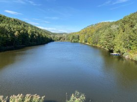Wald- und Weinweg, Stausee Kronsegg, &copy; Ursin Haus