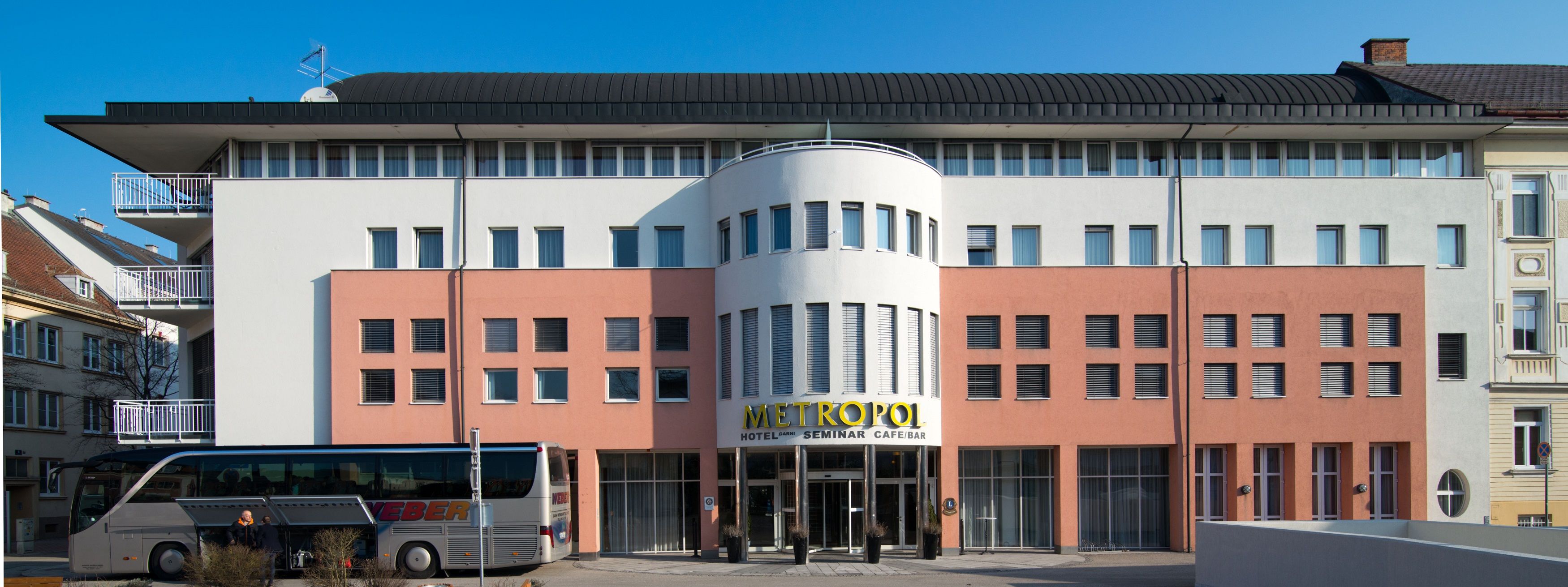 Fassade des Hotel Metropol mit Bus im Vordergrund.
