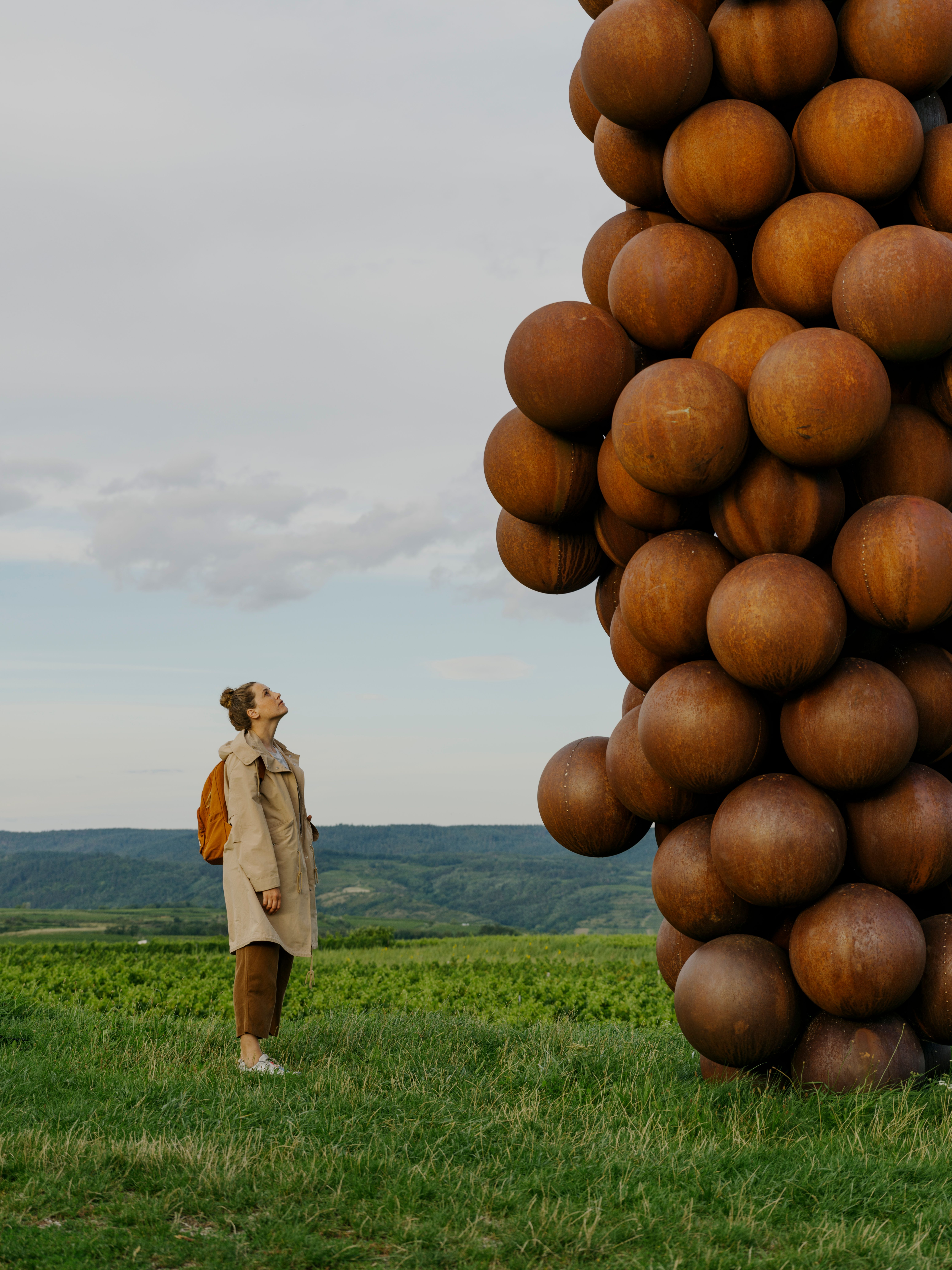Ein sanfter Wind weht über die Weinberge, während die Trauben in der warmen Sonne reifen. Die goldenen Farben des Herbstes verleihen der Landschaft eine magische Atmosphäre, die zum Verweilen einlädt. Hier, wo Natur und Genuss aufeinandertreffen, erleben Besucher die Schönheit des Weinherbstes.