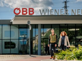 &Ouml;ffentliche Anreise am Bahnhof Wiener Neustadt, &copy; Wiener Alpen in Nieder&ouml;sterreich - Bad Erlach