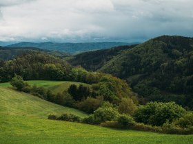 Die sanften H&uuml;gel und &uuml;ppigen W&auml;lder laden zu unvergesslichen Wanderungen ein. Hier, wo die Natur in voller Pracht erbl&uuml;ht, k&ouml;nnen Besucher die frische Bergluft genie&szlig;en und die Seele baumeln lassen.