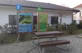 Ein Rastplatz mit Infotafeln f&uuml;r Wanderer und Radfahrer in Pitten.