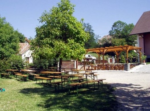 Heuriger Huth Au&szlig;enansicht, &copy; Weinbau & Heuriger Huth