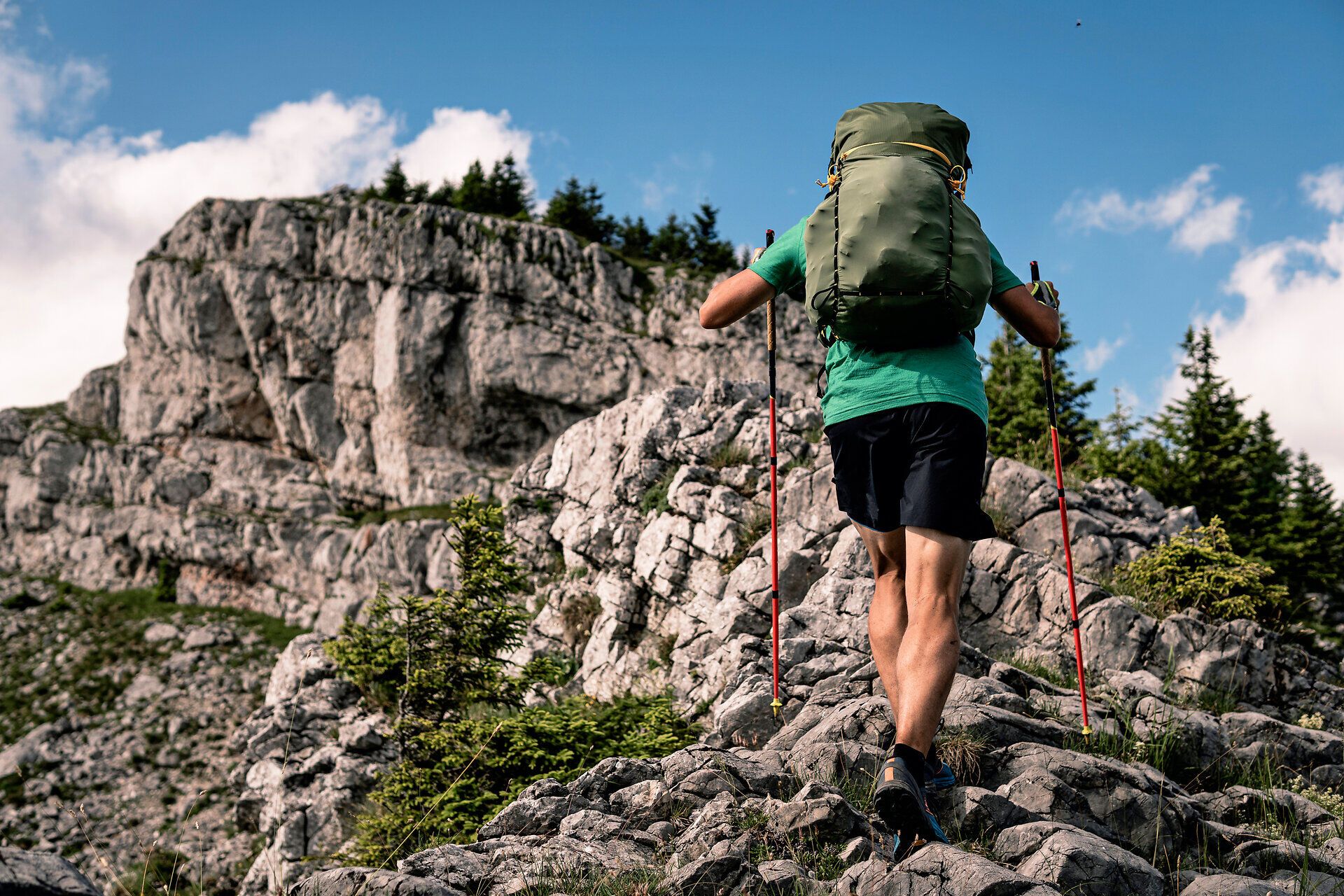 Ein begeisterter Wanderer erklimmt die steinigen Pfade, umgeben von majestätischen Felsen und üppigem Grün. Die frische Bergluft und die atemberaubenden Ausblicke laden dazu ein, die Schönheit der Natur in vollen Zügen zu genießen. Hier, wo der Sommer in den Bergen seine volle Pracht entfaltet, wird jeder Schritt zu einem unvergesslichen Erlebnis.