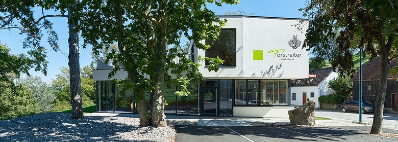 Moderner Weinpavillon in Hollenburg umgeben von B&auml;umen.