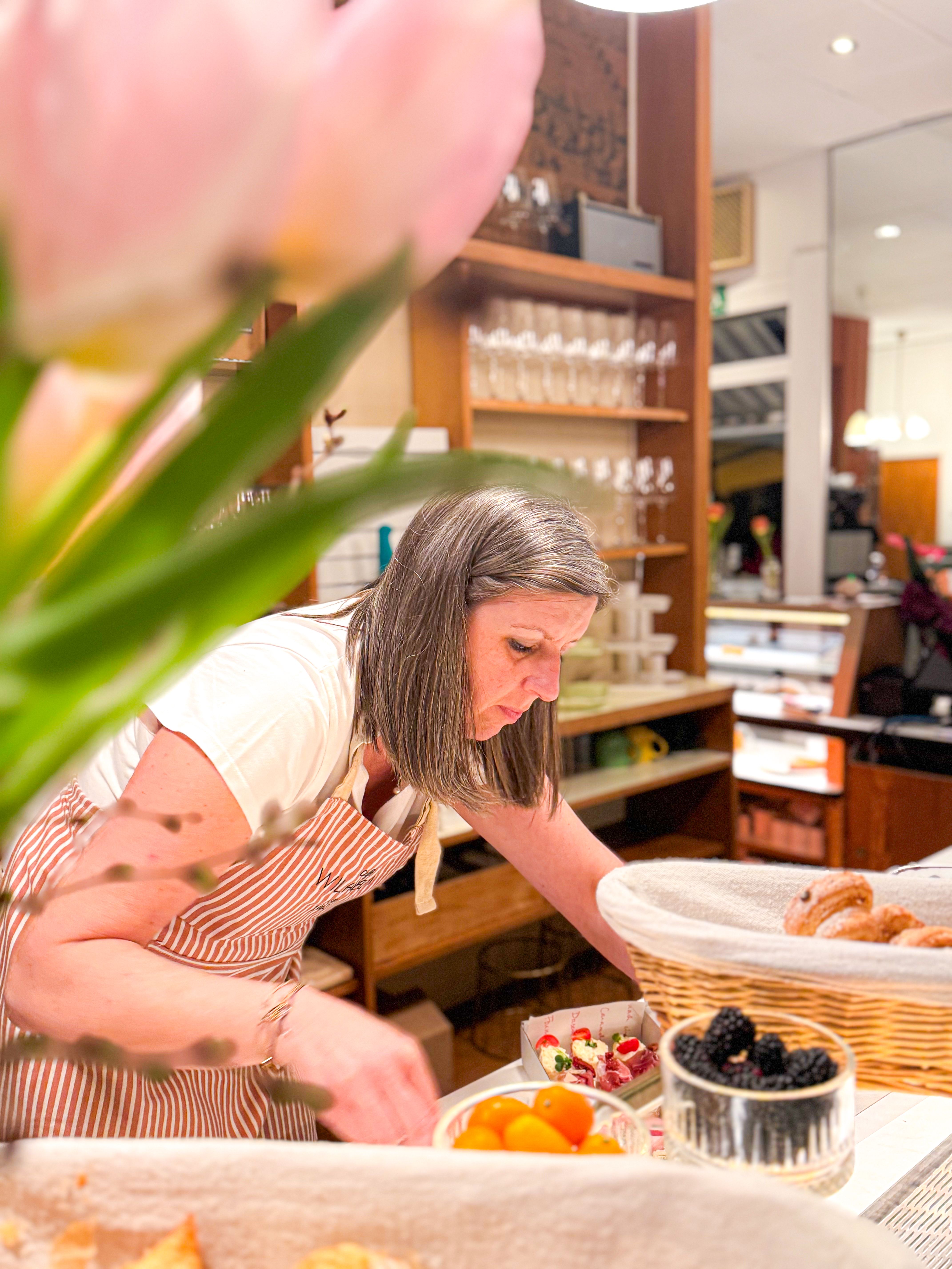 Frau bereitet belegte Brötchen vor