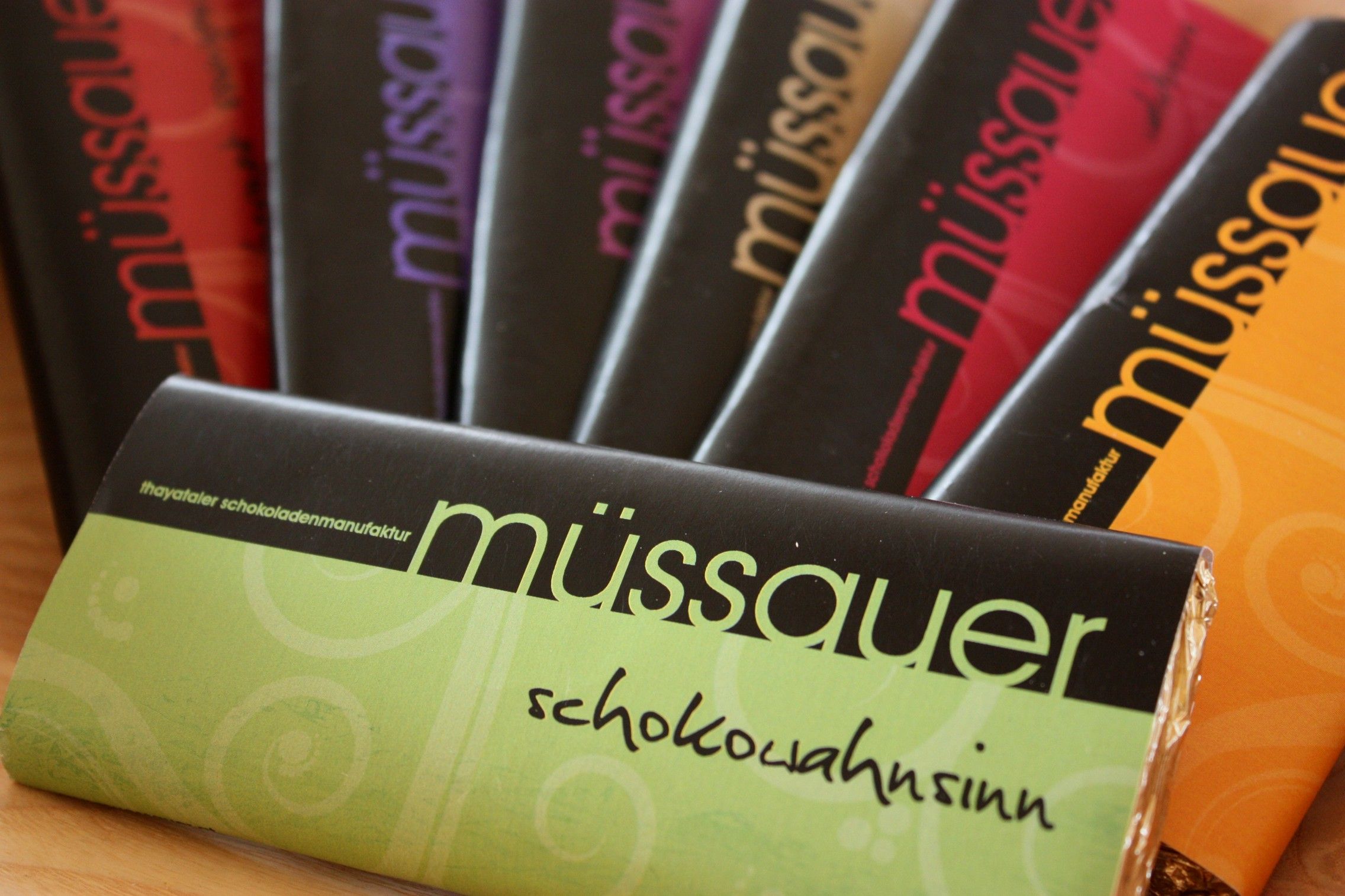 Verschiedene Schokoladentafeln der Marke Müssauer in bunten Verpackungen.