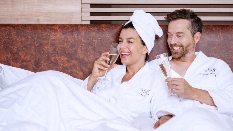 Doppelzimmer, Pärchen trinkt Sekt