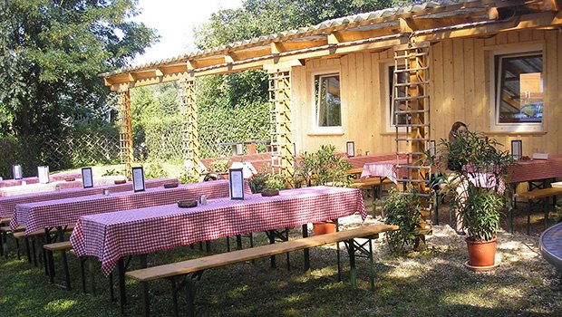 Entspannung bei gutem Essen und Trinken direkt am Wasser, © Berger-Hütte Muckendorf