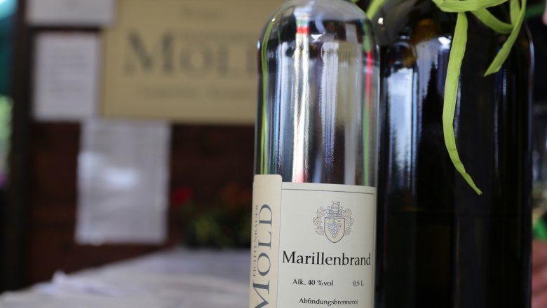 Eine Flasche Marillenbrand vom Weingut Fichtenbauer-Mold auf einem Tisch.