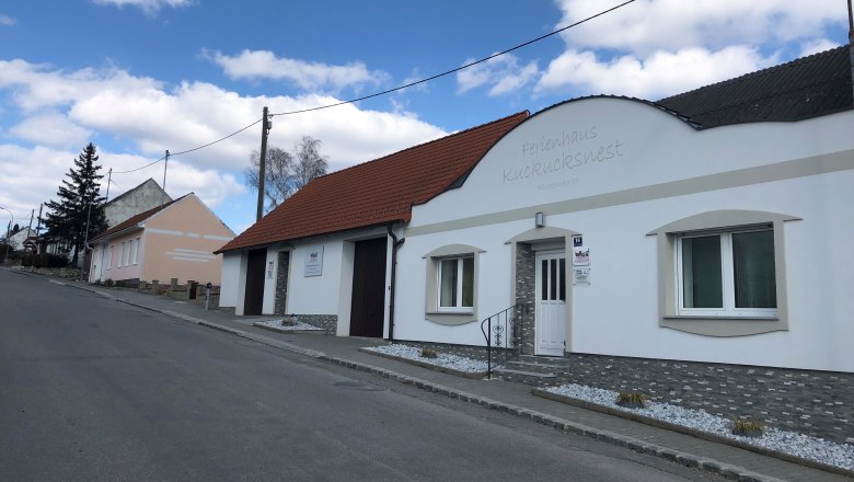 Ferienhaus Kuckucksnest, © Reinhard Gurschka Straße mit Ferienhaus Kuckucksnest und blauen Himmel.