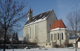 Pfarrkirche Imbach im Winter mit Schnee bedeckt.