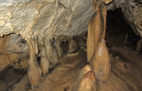 Stalagmiten und Stalaktiten in einer Höhle.
