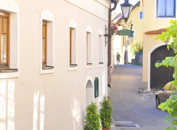 Schmale Gasse in der Wachau mit gelben H&auml;usern und Laterne.