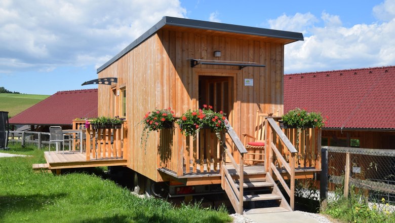 Gem&uuml;tlicher Wohnwagon am Esperanzahof, &copy; Mag.a Martina Kotzina, Esperanza- Zentrum f&uuml;r tierunterst&uuml;tzte P&auml;dagogik