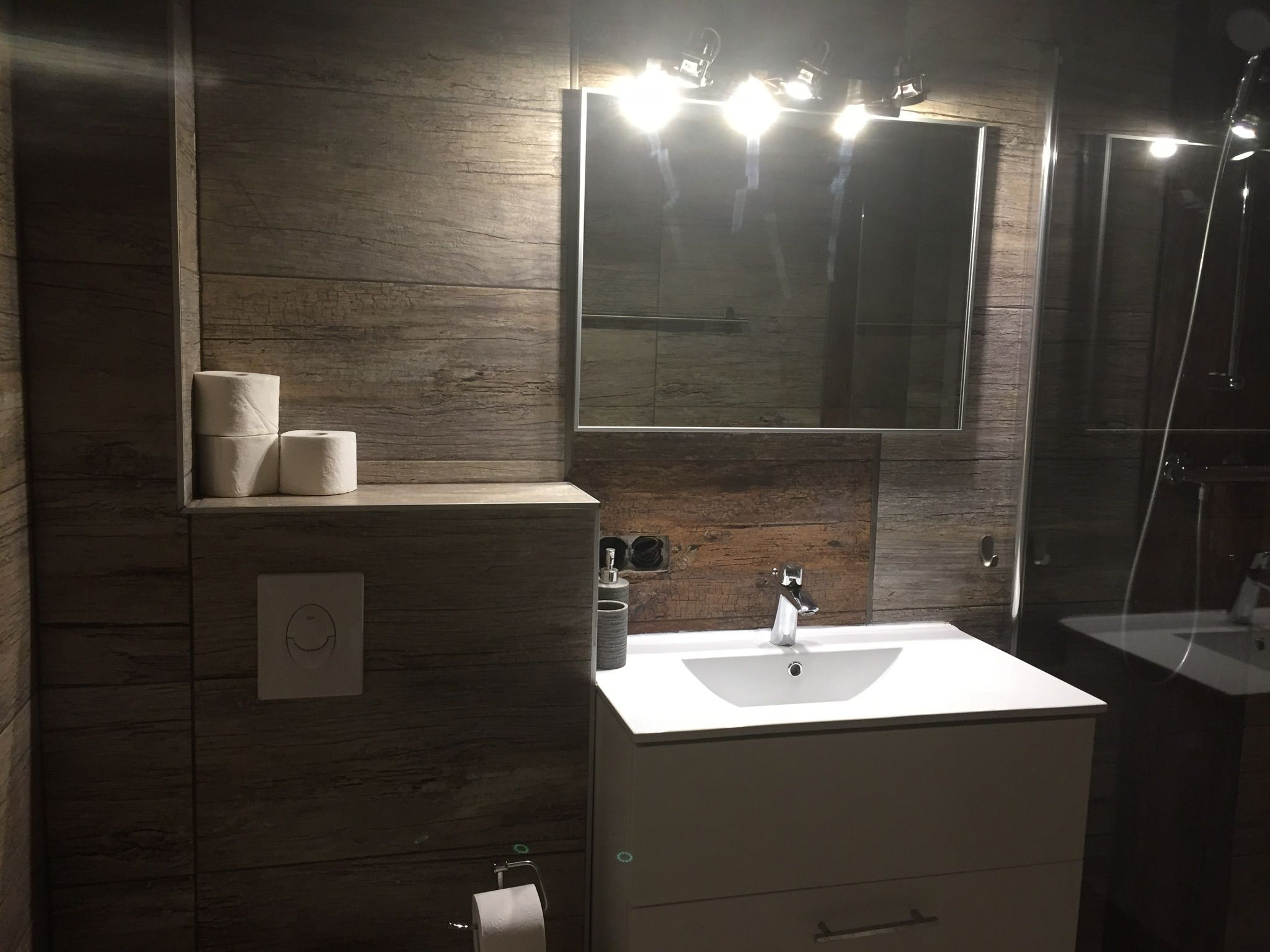 Hippo Campus, Badezimmer