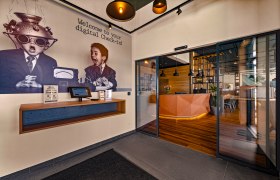 Eingangsbereich eines modernen Motels mit digitalem Check-in und stilvollem Empfangsbereich.