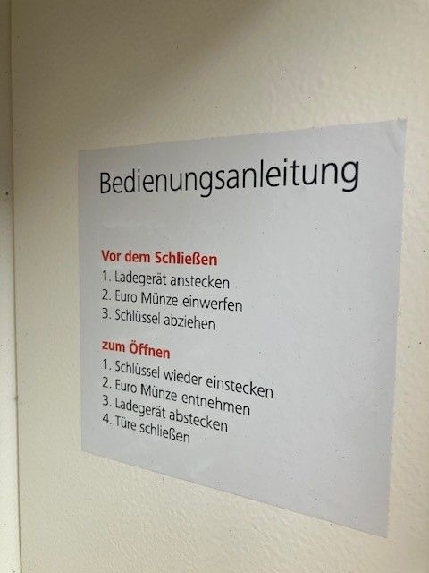 Anleitung für eine E-Bike Ladestation mit Schritten zum Schließen und Öffnen.