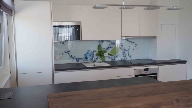 Eine moderne K&uuml;chenzeile in wei&szlig; und Naturholz