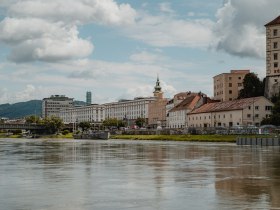 Radf&auml;hre "Donaubus" auf der Donau von Ottensheim nach Linz, &copy; WGD Donau Ober&ouml;sterreich Tourismus GmbH