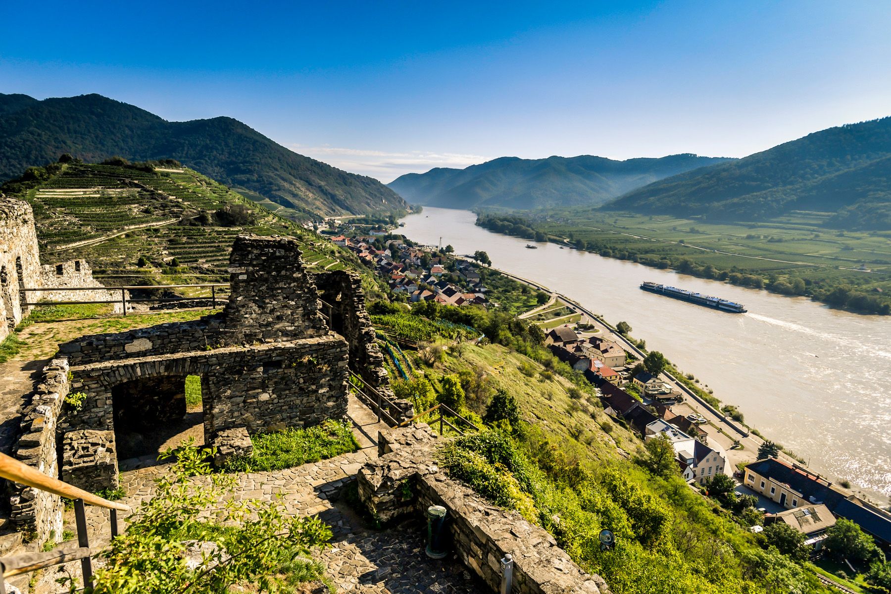Blick von der Ruine Hinterhaus auf die Donau und umliegende Landschaft in Spitz, Österreich.