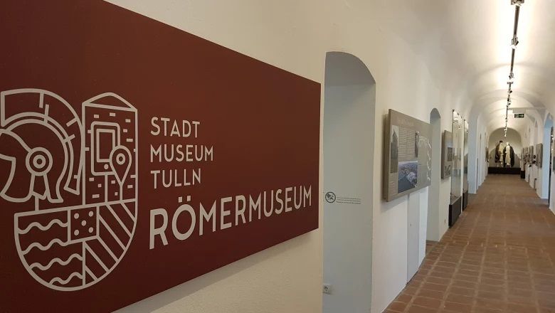 Innenansicht des Römermuseums Tulln mit Ausstellungsstücken und Infotafeln.