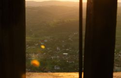 Die sanften Hügel des Kamptals erstrahlen im goldenen Licht der untergehenden Sonne, während die Natur in voller Blüte steht. Ein Gefühl von Ruhe und Frieden umgibt die Landschaft, die von malerischen Dörfern und üppigen Weinbergen geprägt ist. Hier, wo der Himmel die Erde küsst, wird jeder Moment zu einem unvergesslichen Erlebnis.