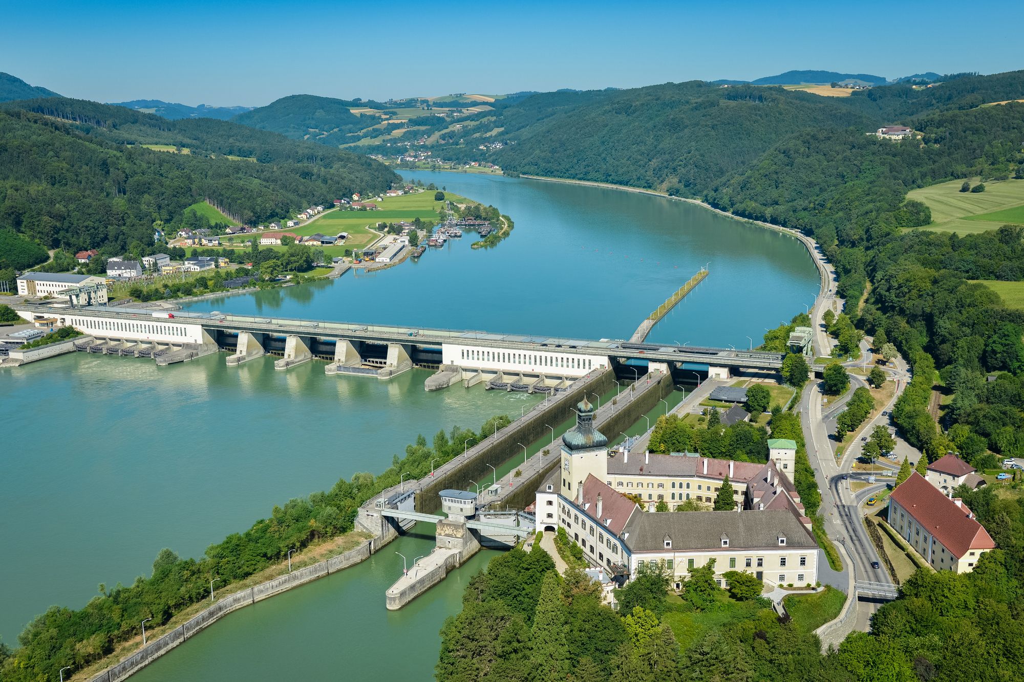 Luftaufnahme des Donaukraftwerks Ybbs-Persenbeug an der Donau.