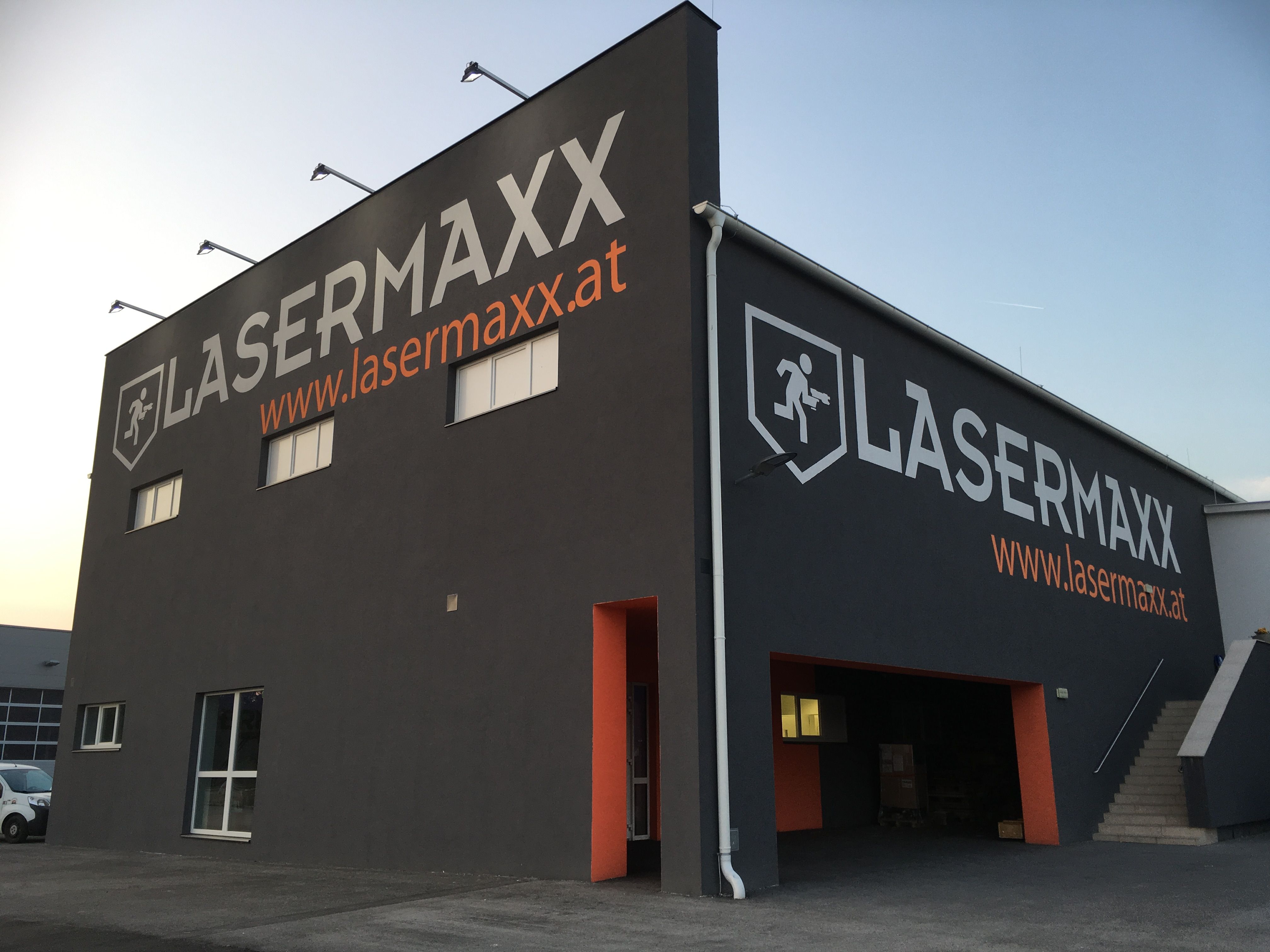 Außenansicht eines Gebäudes mit der Aufschrift 'LASERMAXX' und einer Website-Adresse.
