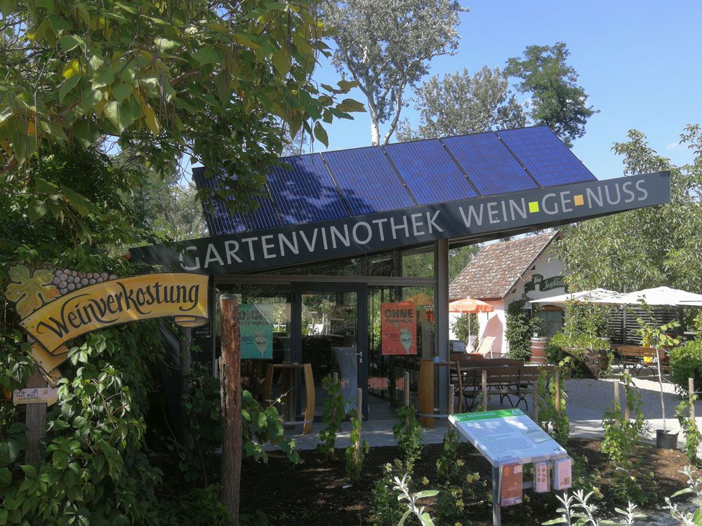 Gartenvinothek von außen mit Tischen und Stühlen im freien