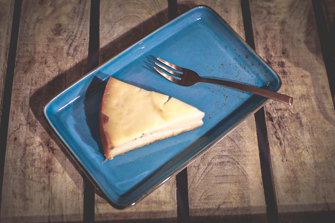 Kuchenstück auf blauem Teller