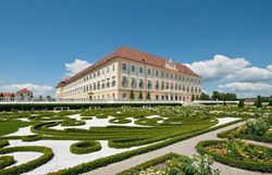 Der weitläufige Garten des Schlosses Hof begeistert mit kunstvoll angelegten Beeten und bunten Blumenarrangements. Hier können Besucher die frische Luft und die Schönheit der Natur genießen, während sie durch die harmonisch gestalteten Landschaften schlendern. Ein Ort der Ruhe und Inspiration, der zum Verweilen einlädt.
