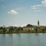 Flusslandschaft mit Kirche und Brücke in Mautern, Österreich.