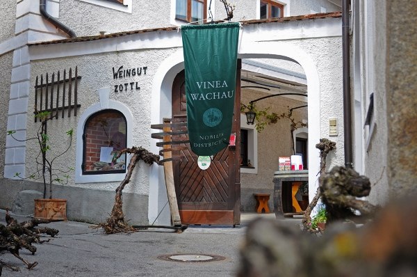 Eingang eines Weinguts mit Schild 'Vinea Wachau' und 'Weingut Zottl'.