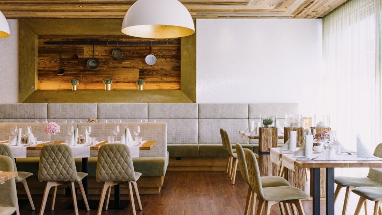 Modernes Restaurant mit Holzelementen und eleganter Tischdekoration.