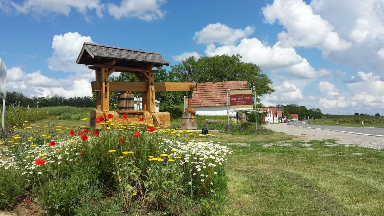 Kellergasse Prellenkirchen, &copy; Weinbau Gratzer-Sandriester