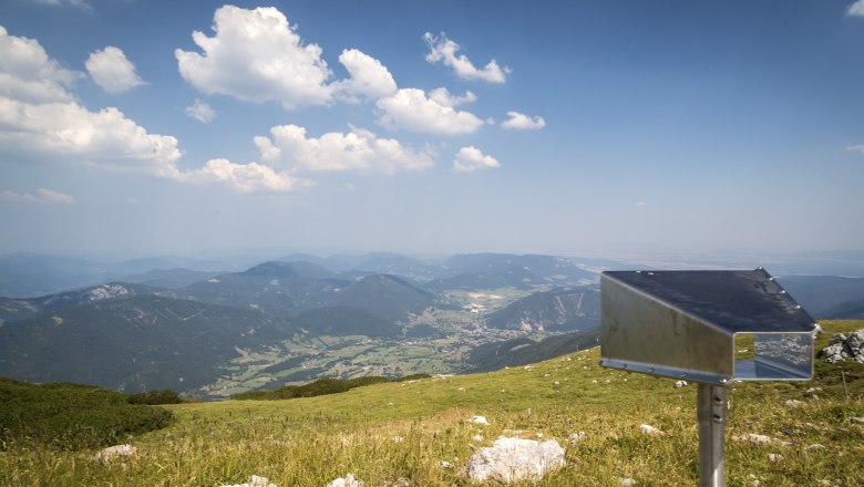 Aussicht vom Schneeberg mit Fernrohr und Berglandschaft.