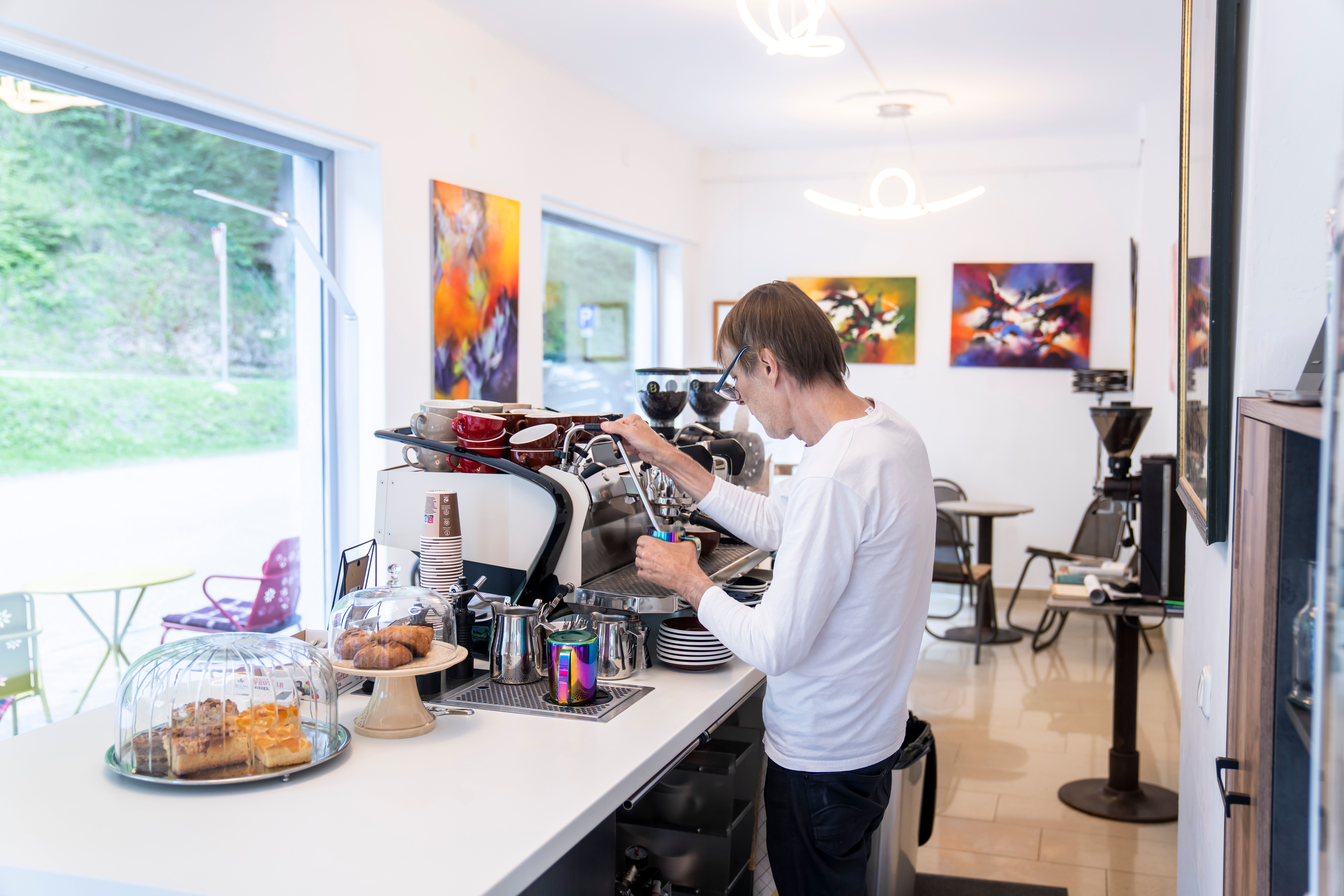 Barista bereitet Kaffee in einem modernen Café zu.