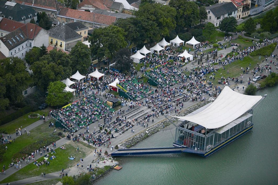 Donaubühne bei Tag und beginnender Veranstaltung Blick von oben