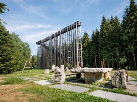 Die Himmelsleiter erhebt sich majest&auml;tisch zwischen den hohen B&auml;umen des Naturparks Hochmoor Schrems. Hier, wo die Natur in voller Pracht erbl&uuml;ht, l&auml;dt die frische Luft dazu ein, die Seele baumeln zu lassen und die Sch&ouml;nheit der Umgebung zu genie&szlig;en.