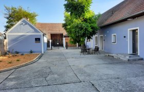 Blaues Bauernhaus mit Innenhof