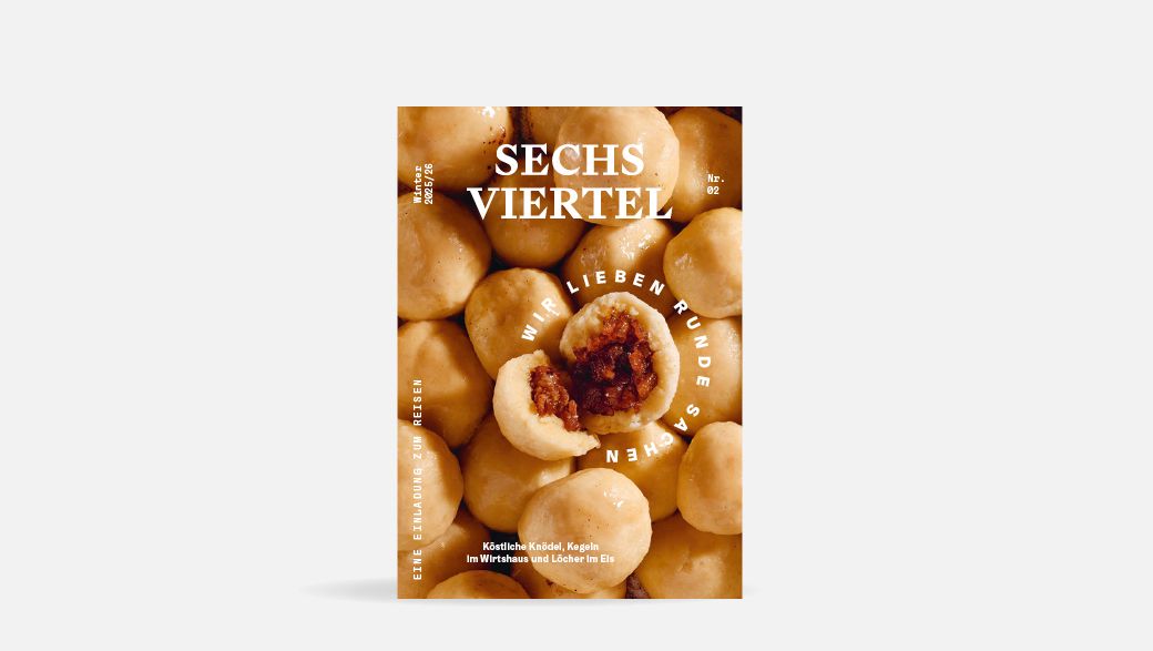 Coverbild des Niederösterreich Magazin Sechs Viertel. Ausgabe 02 hat viele Knödel auf dem Cover, wobei eines geöffnet ist und man die Fleischfüllung sehen kann. 