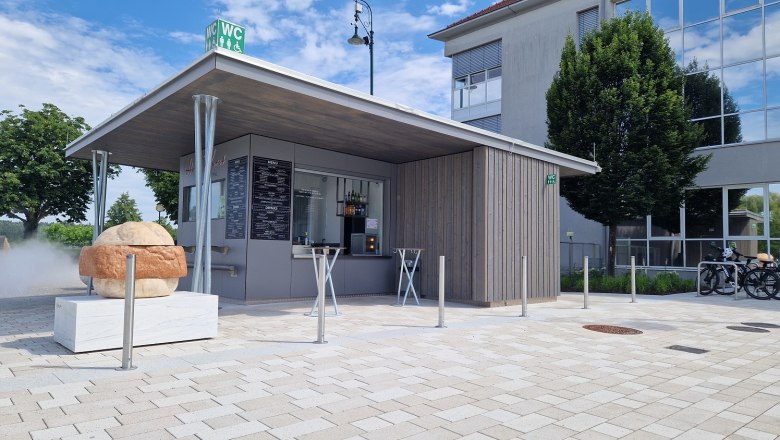 Hans Wurst Imbiss mit Stehtischen