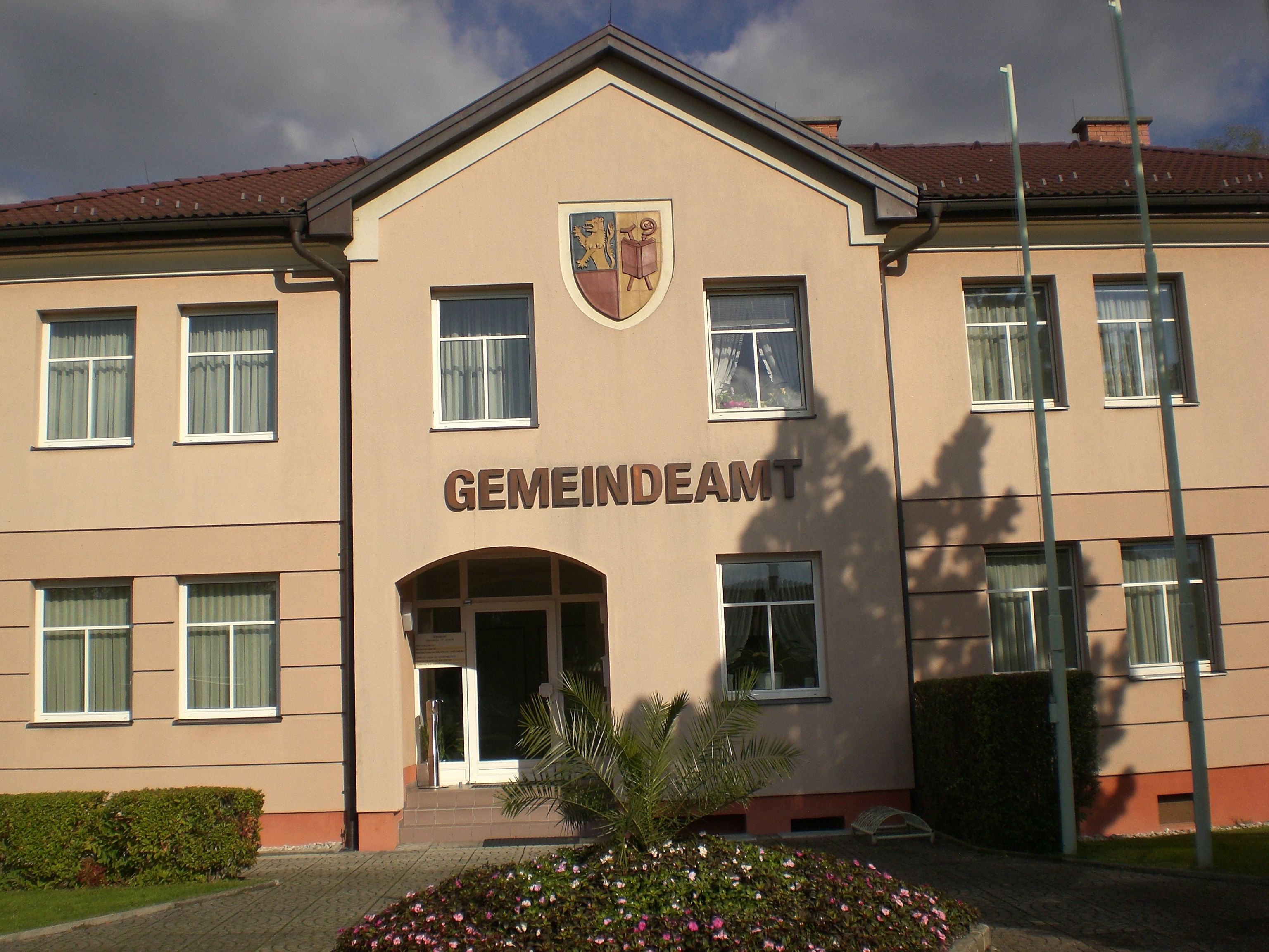 Frontansicht des Gemeindeamts Grafenbach-St. Valentin mit Wappen über dem Eingang.