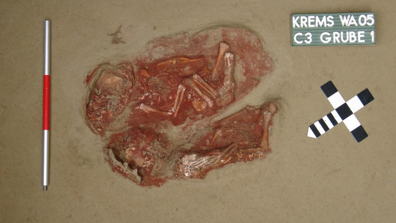 In R&ouml;tel gebettete Doppelbestattung von neugeborenen Zwillingen, Krems Wachtberg, &copy; &Ouml;AI, &Ouml;AW