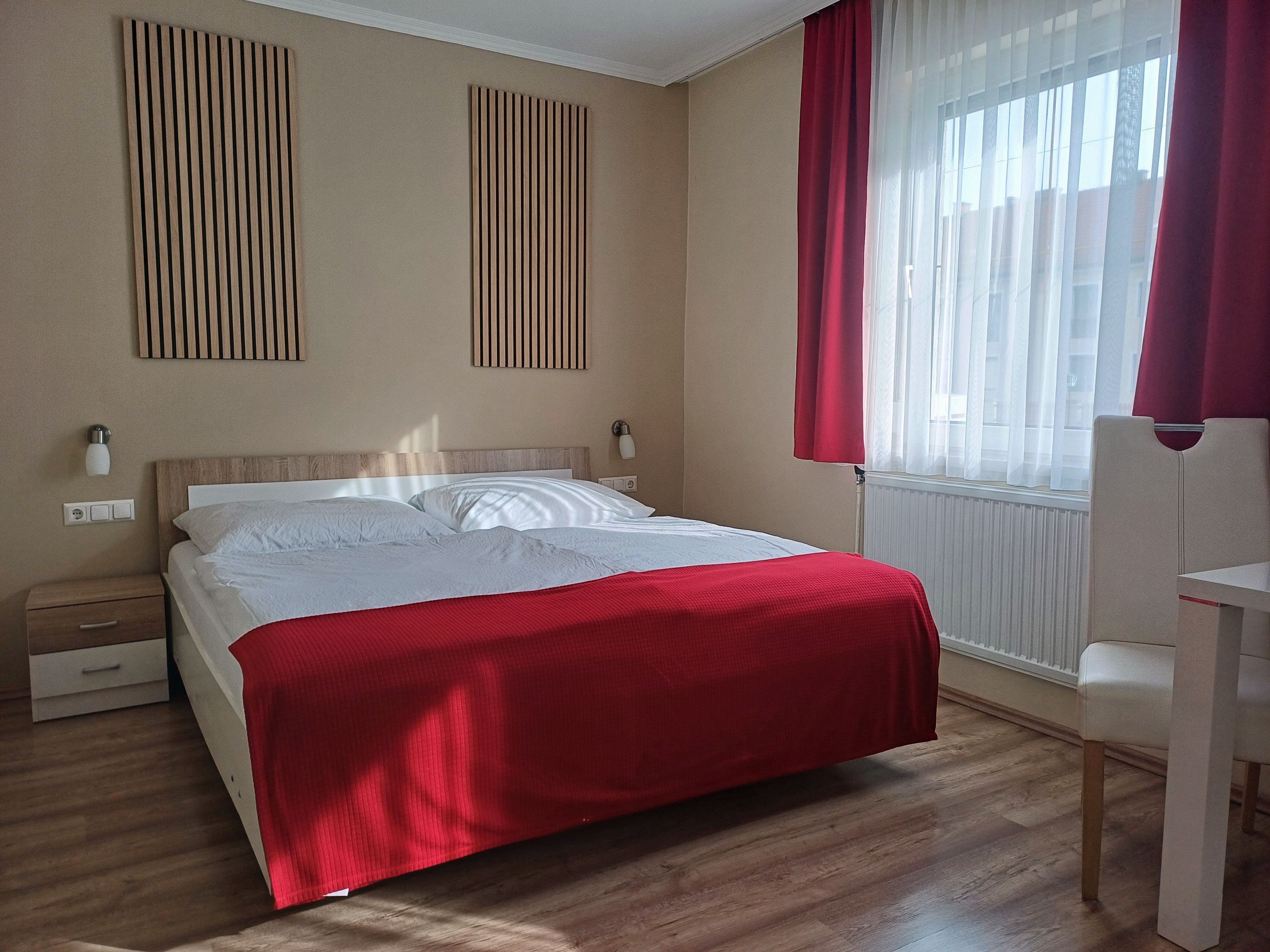 Doppelzimmer mit Doppelbett im Hotel-Restaurant Stöckl