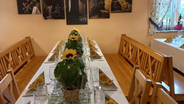 Gedeckte Tafel mit Wegl&auml;sern und Tischdeko